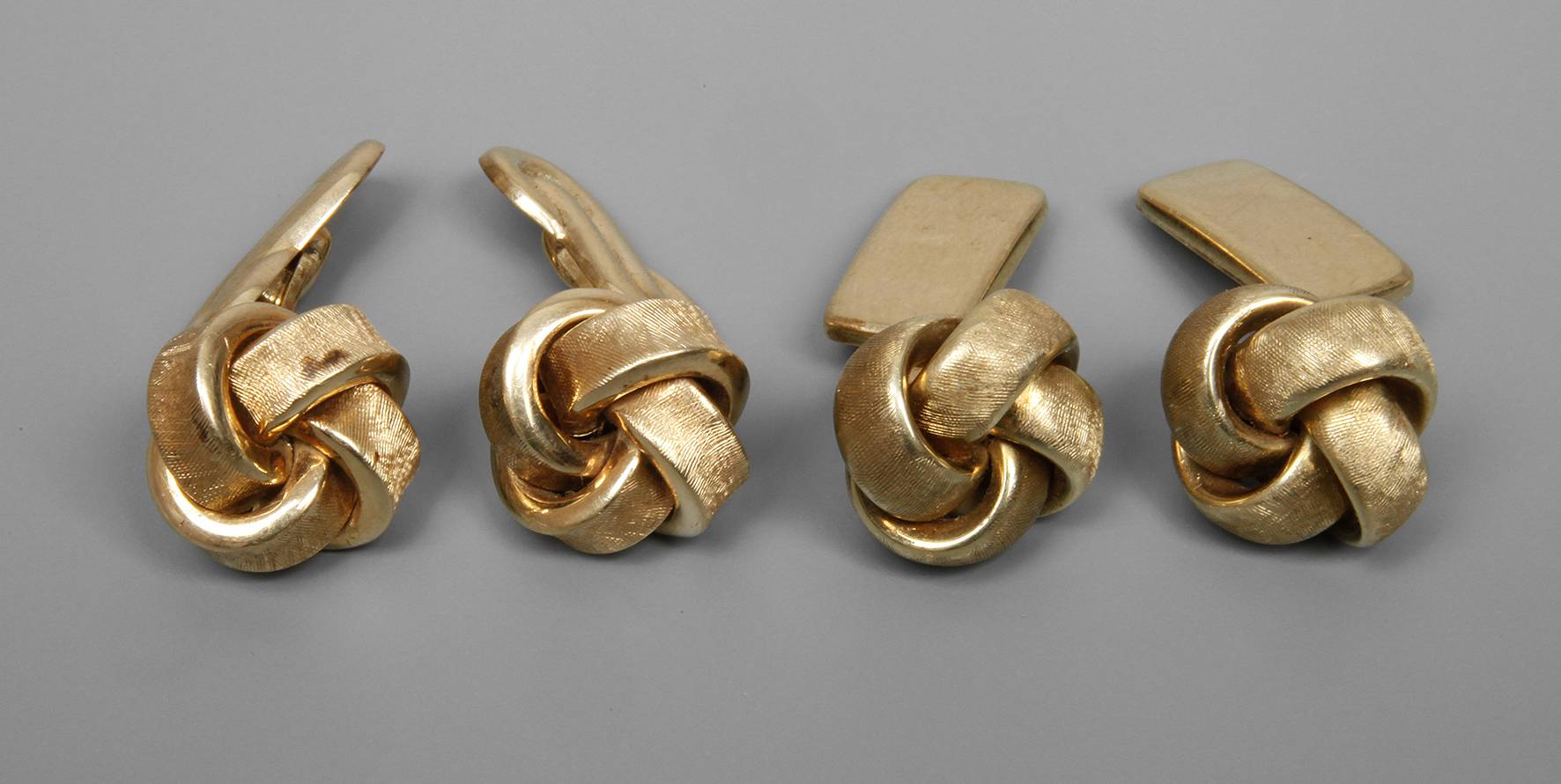 Zwei Paar Manschettenknöpfe
