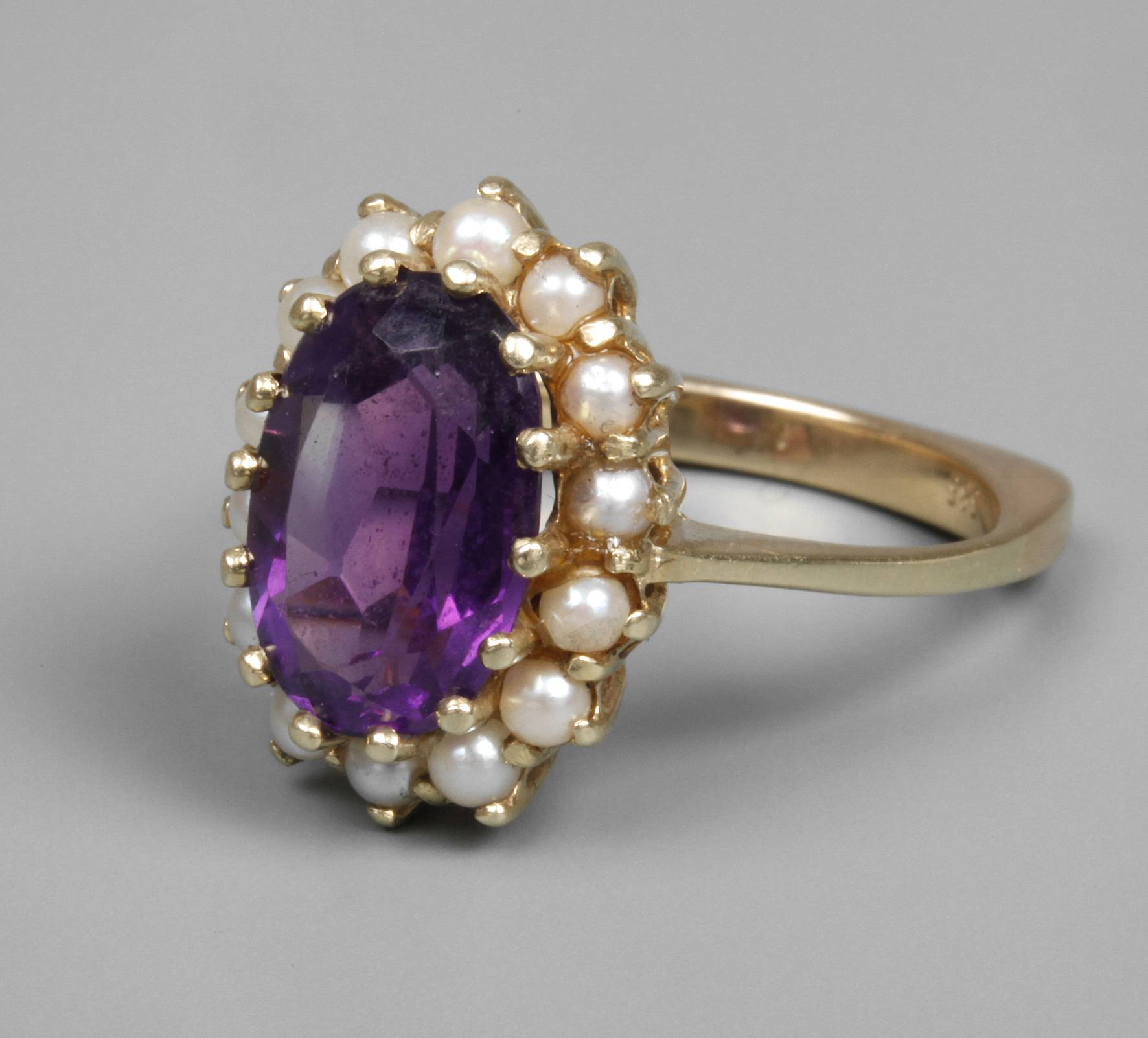 Damenring mit Amethyst und Perlen