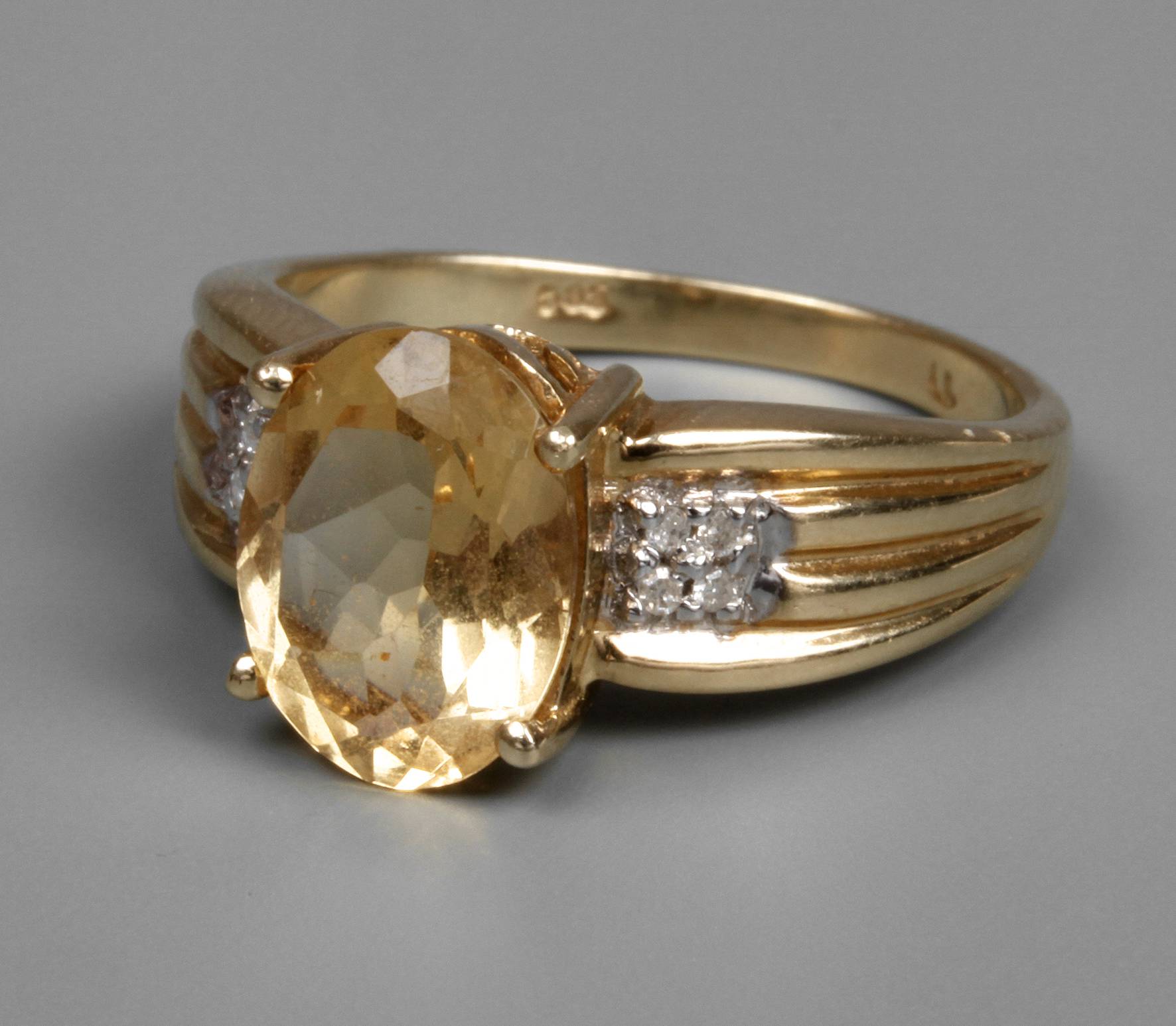 Damenring mit Citrin und Diamanten