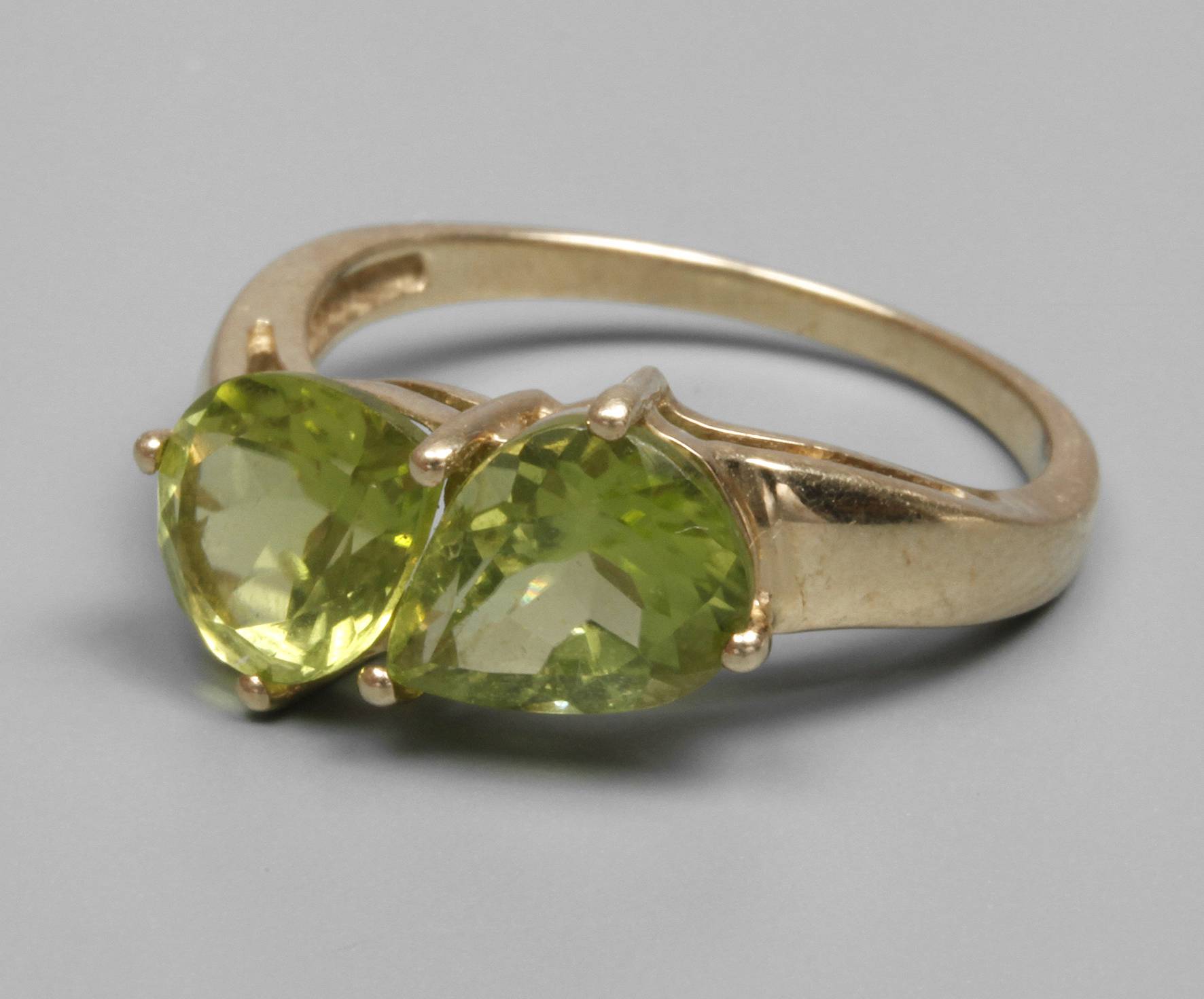 Damenring mit Peridottropfen