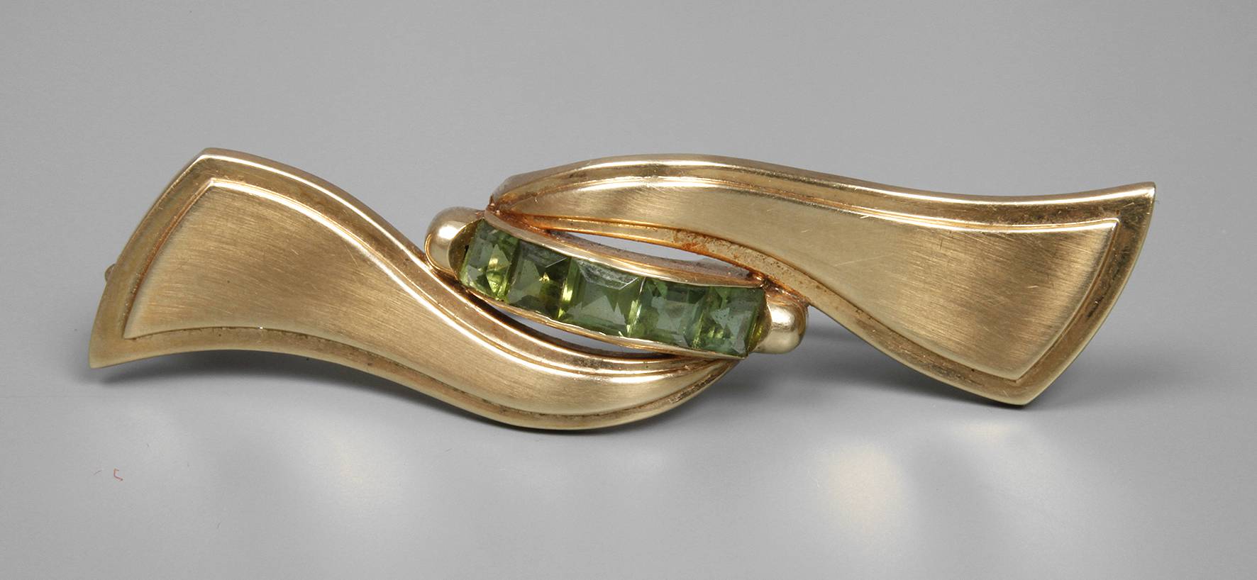 Schleifenbrosche mit Peridot