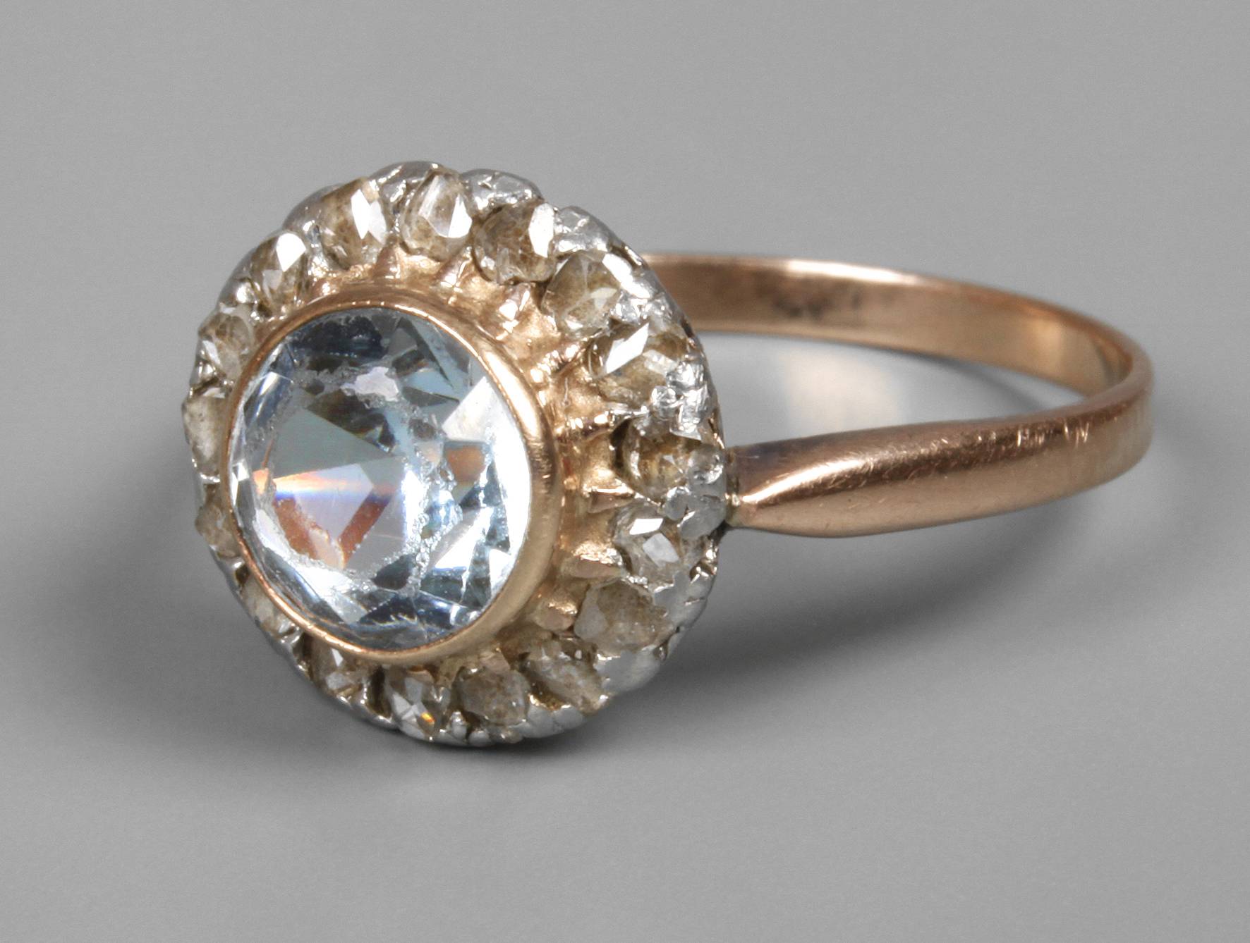 Damenring mit Diamanten