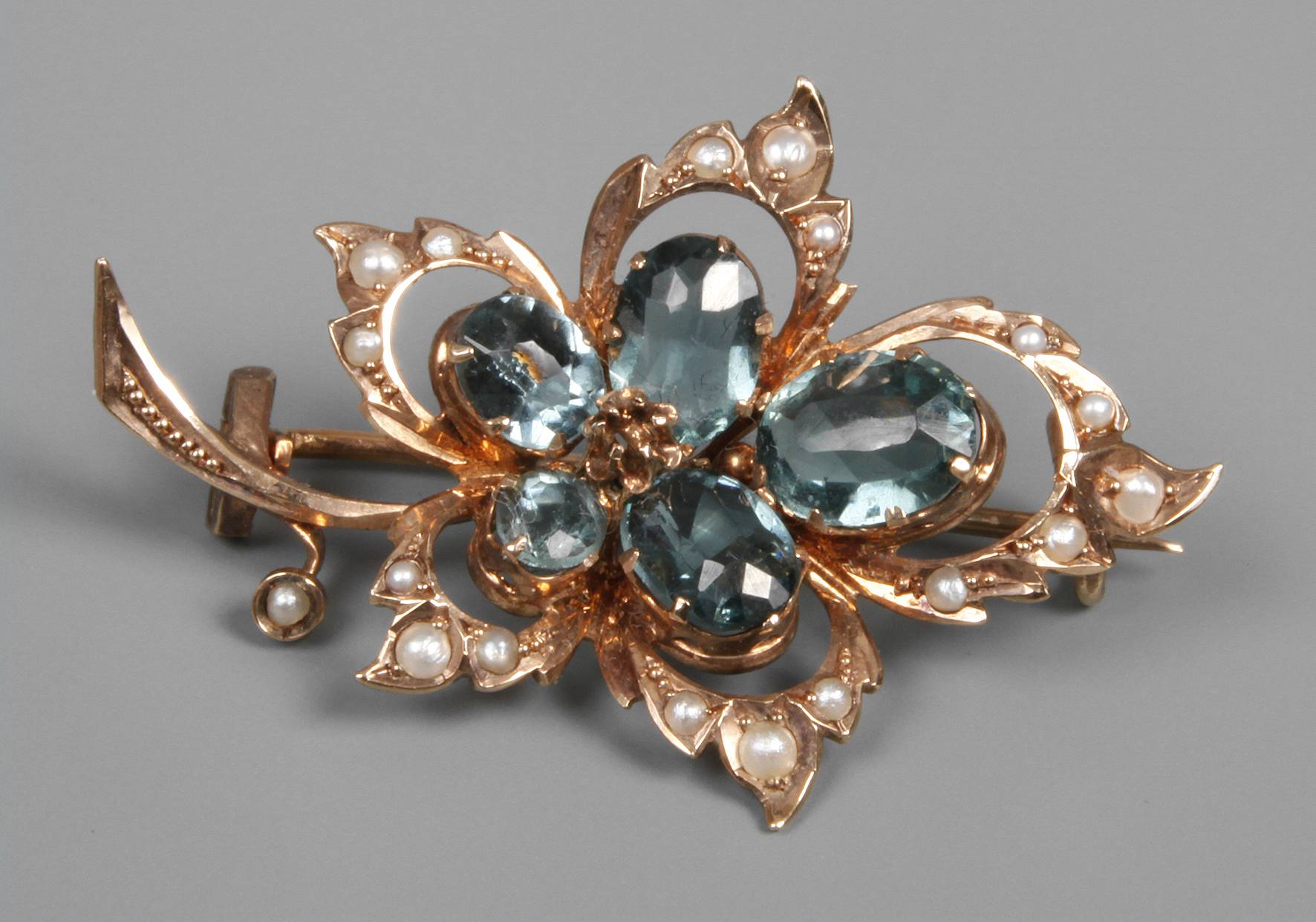 Blattbrosche mit Aquamarinen und Perlen