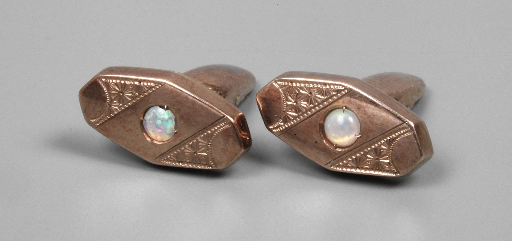 Paar Kragenknöpfe mit Edelopalen