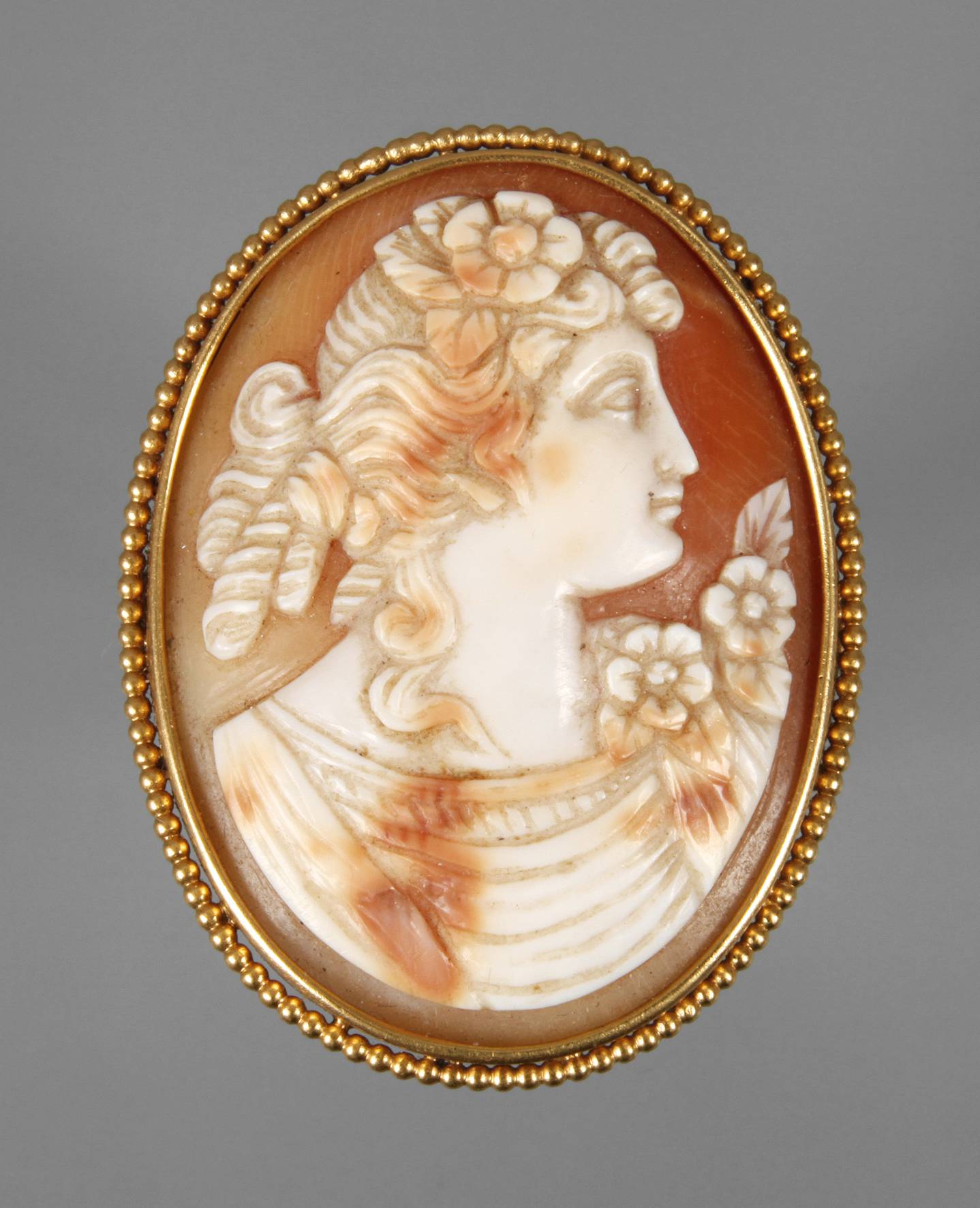 Brosche mit Muschelcamée