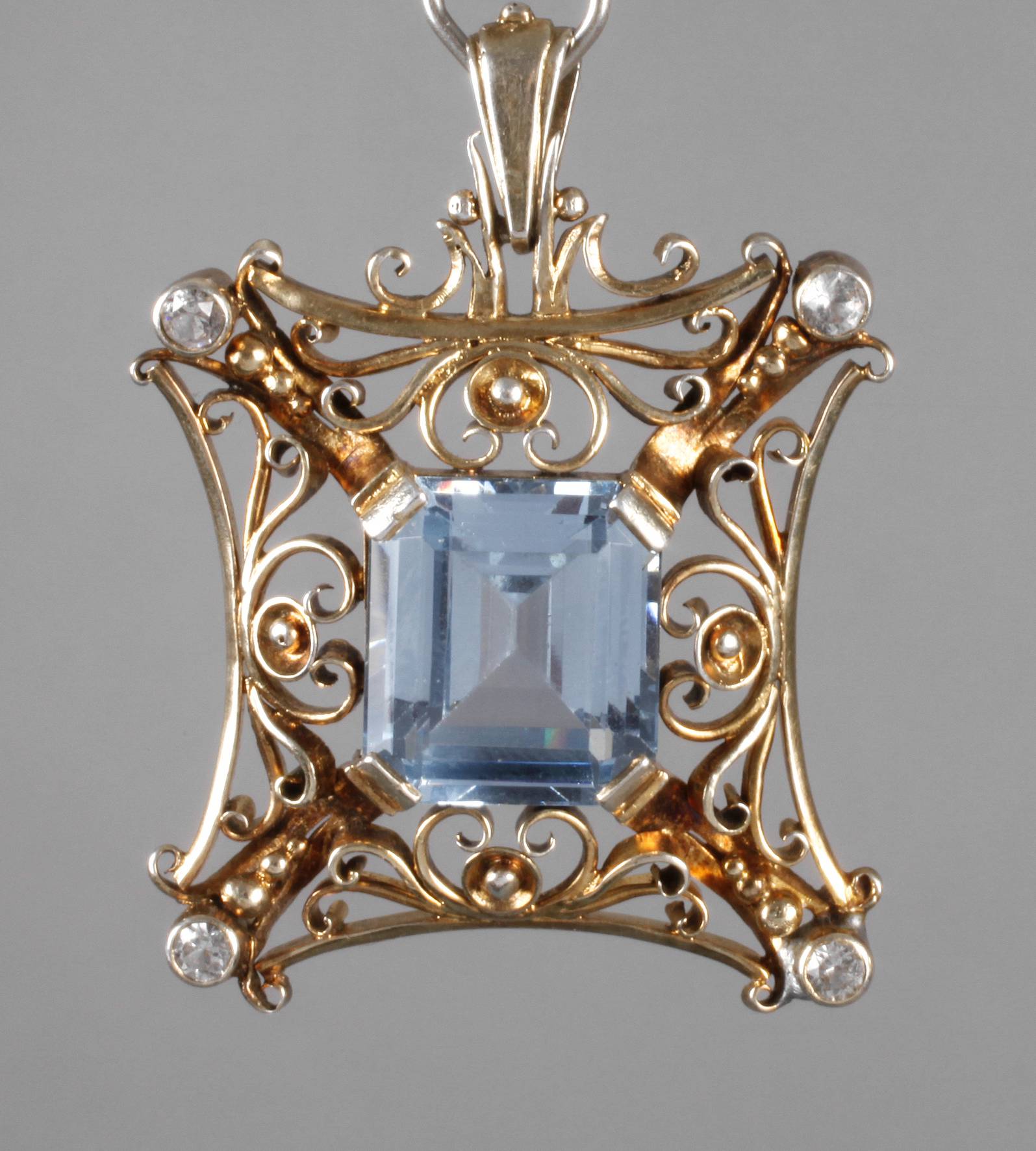 Filigraner Anhänger mit Steinbesatz