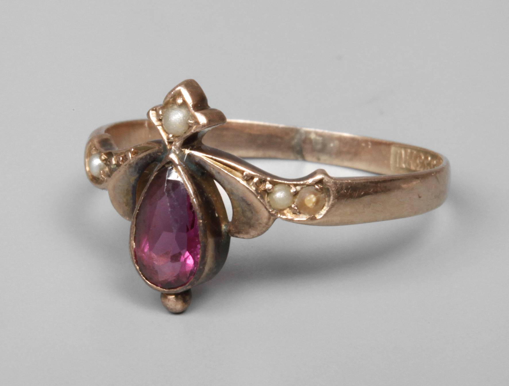 Damenring mit Granat und Perlen