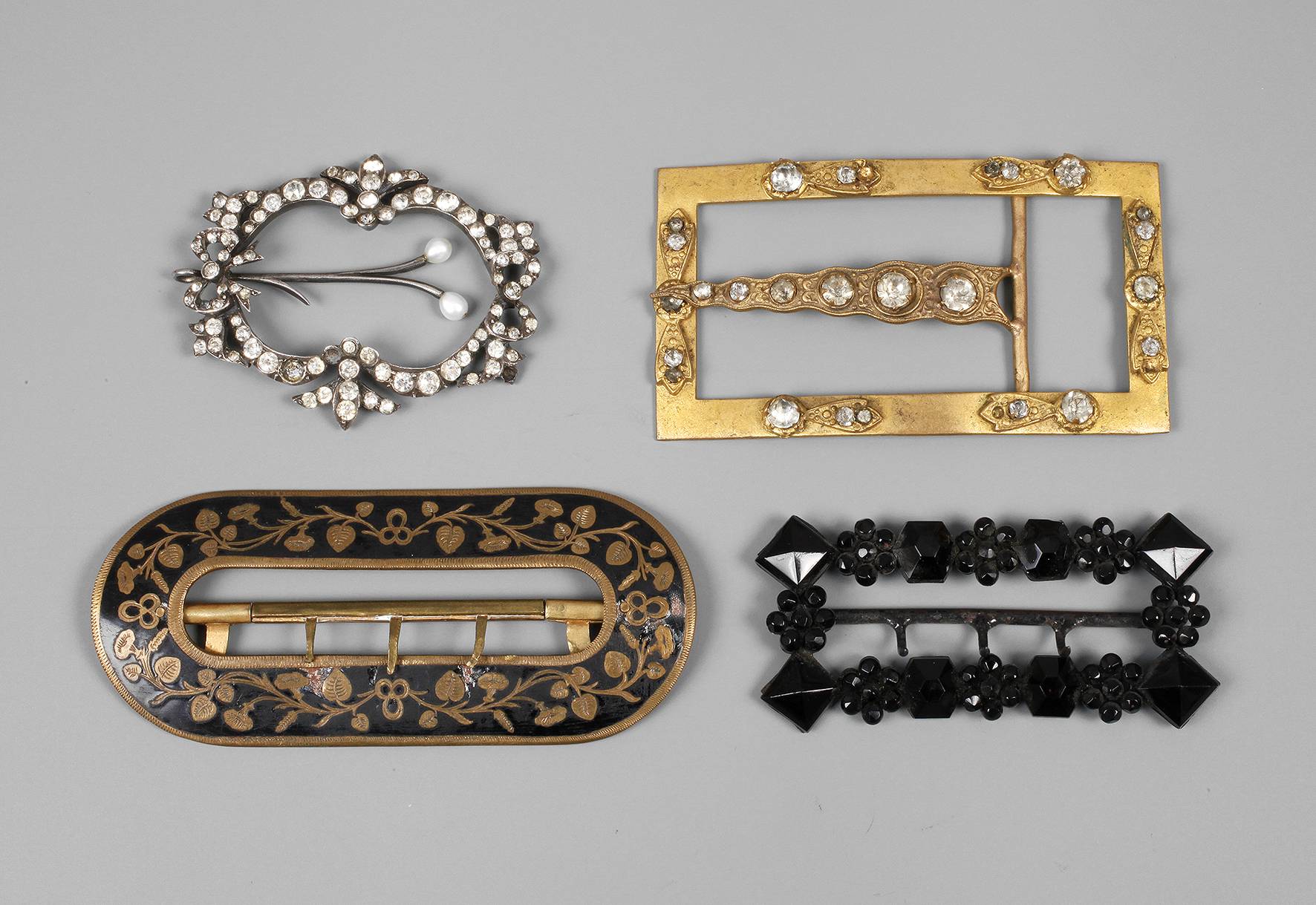 Konvolut Broschen und Schnallen