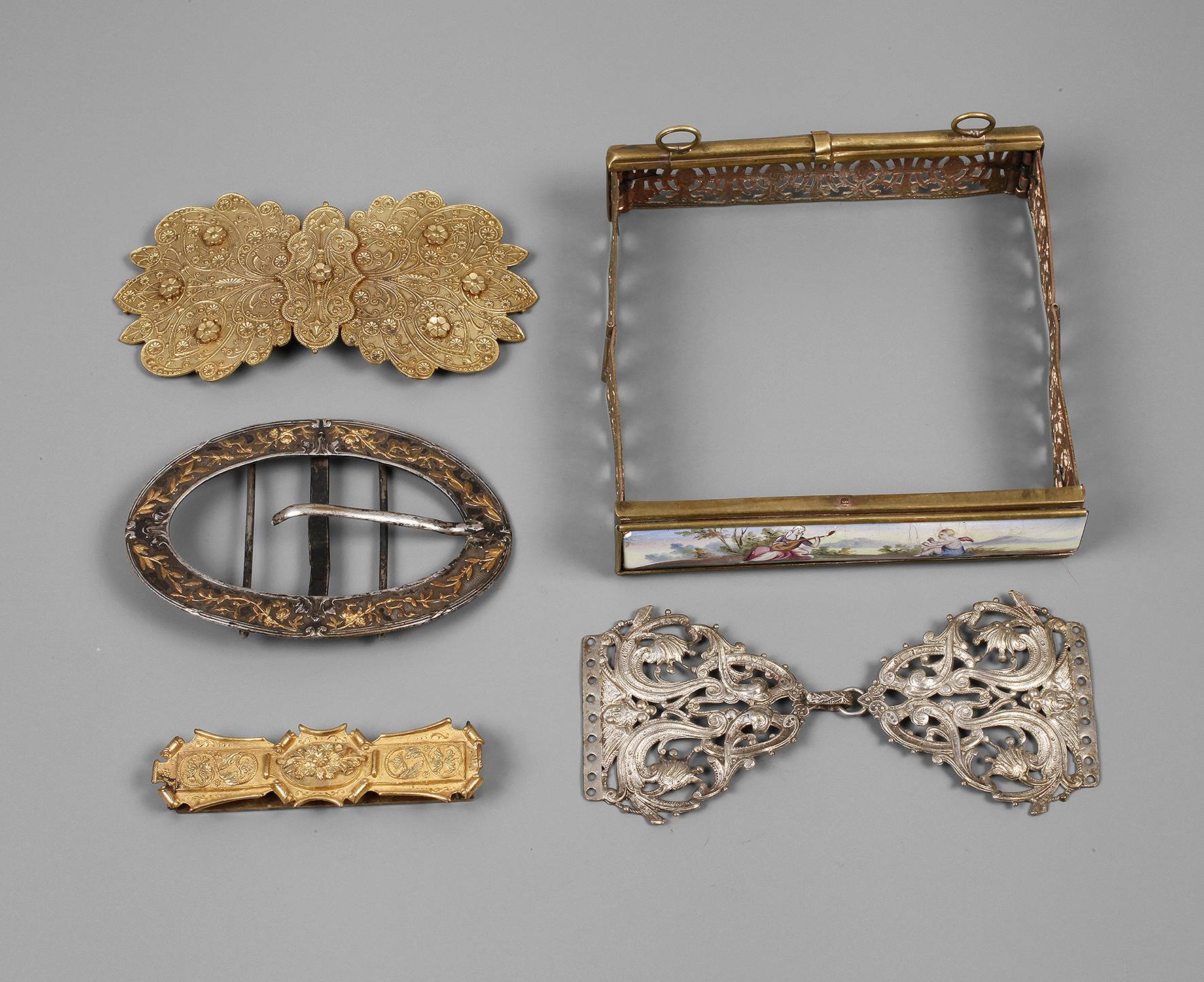 Konvolut Gürtelschnallen und Taschenschließe