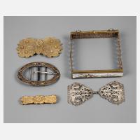 Konvolut Gürtelschnallen und Taschenschließe111