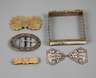 Konvolut Gürtelschnallen und Taschenschließe
