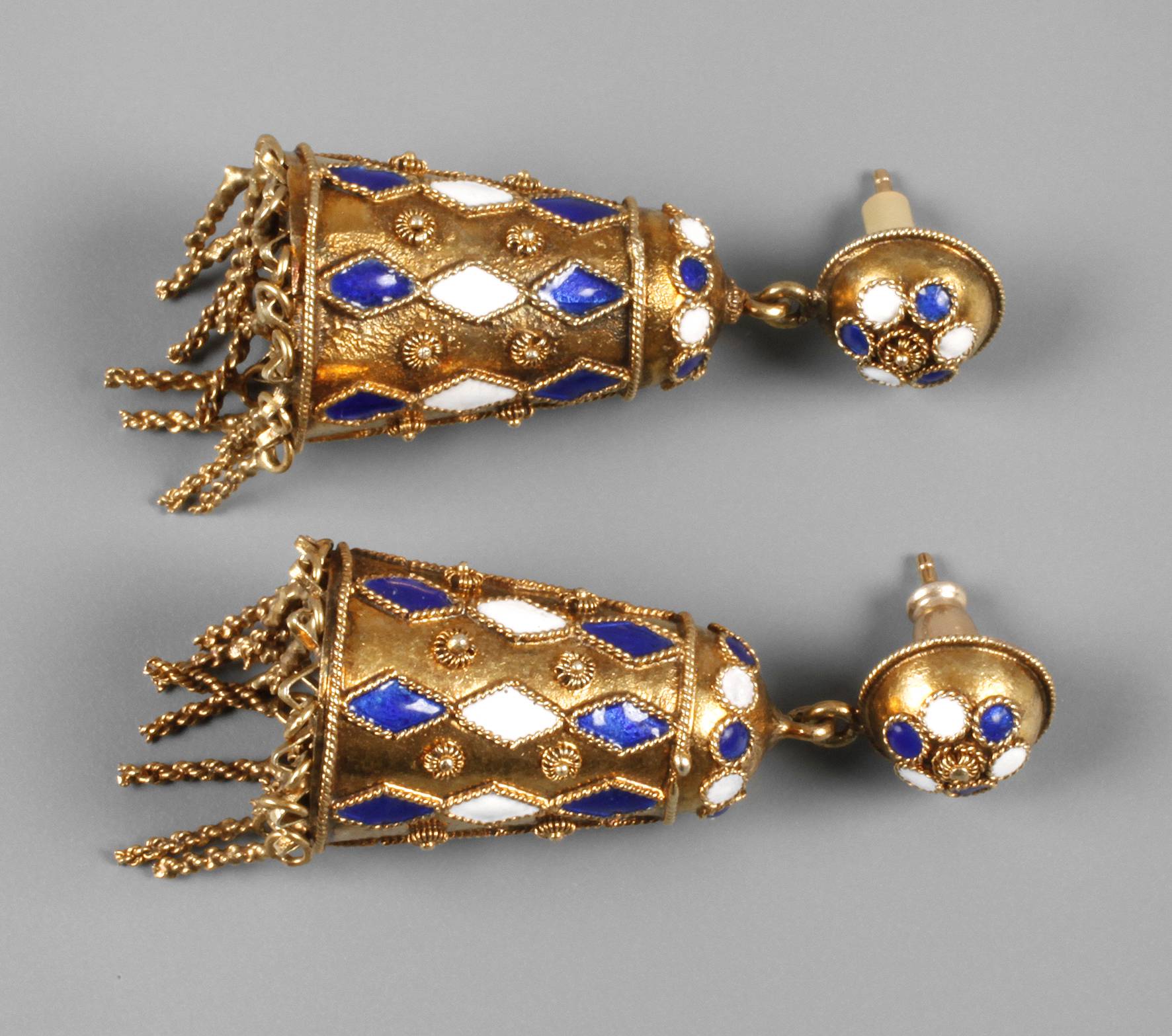 Paar Ohrringe mit Emaileinlagen