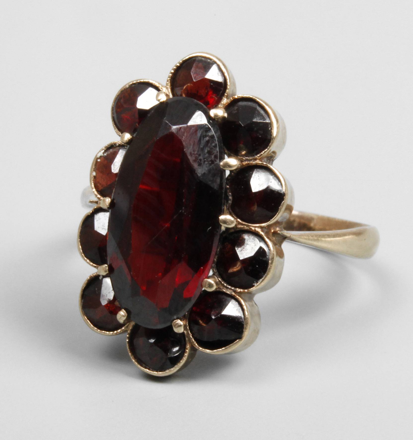 Damenring mit Granatbesatz