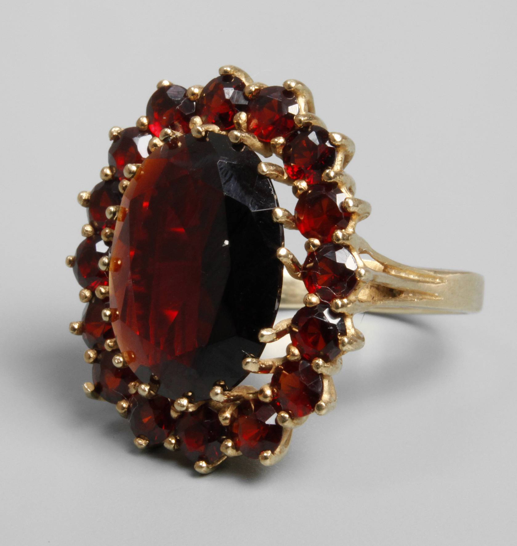 Damenring mit Granatbesatz