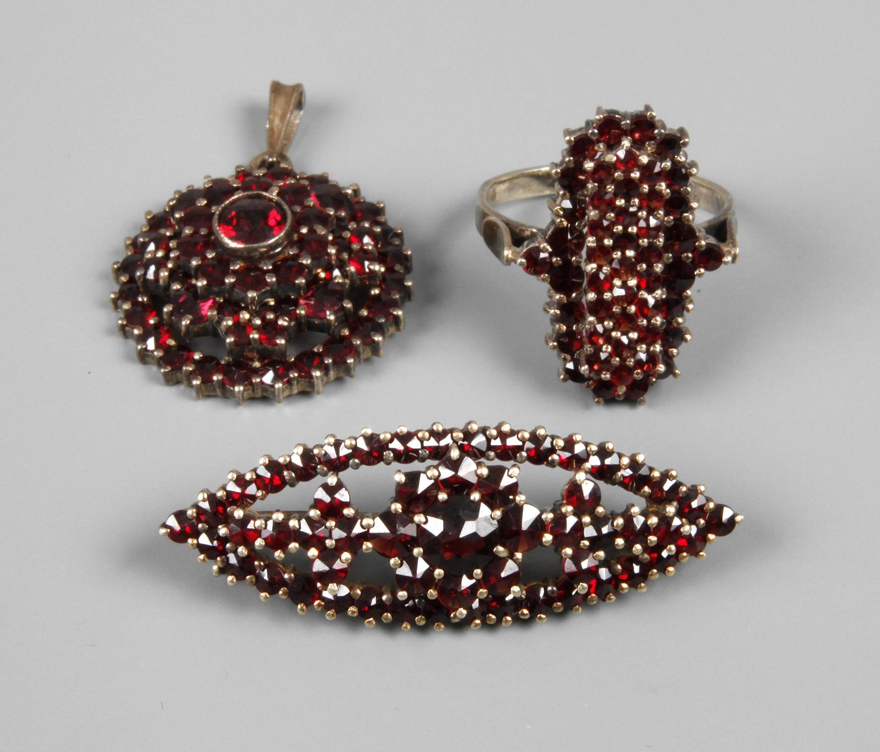 Drei Teile Granatschmuck