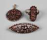 Drei Teile Granatschmuck