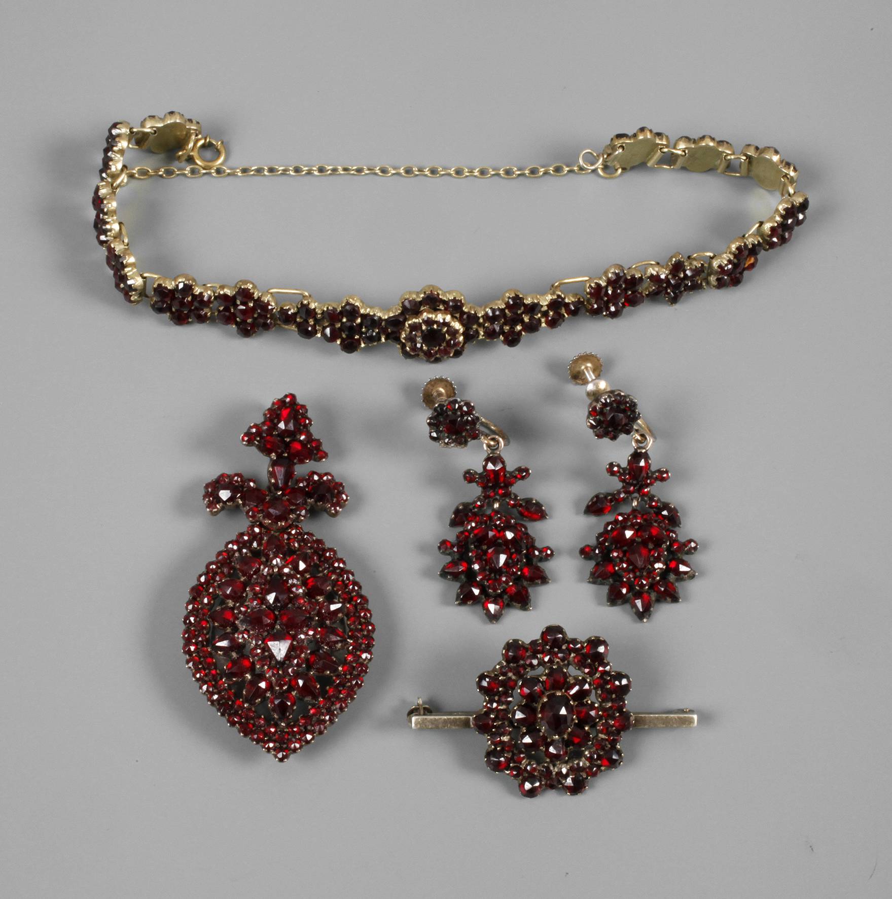 Schmuckset mit Granaten