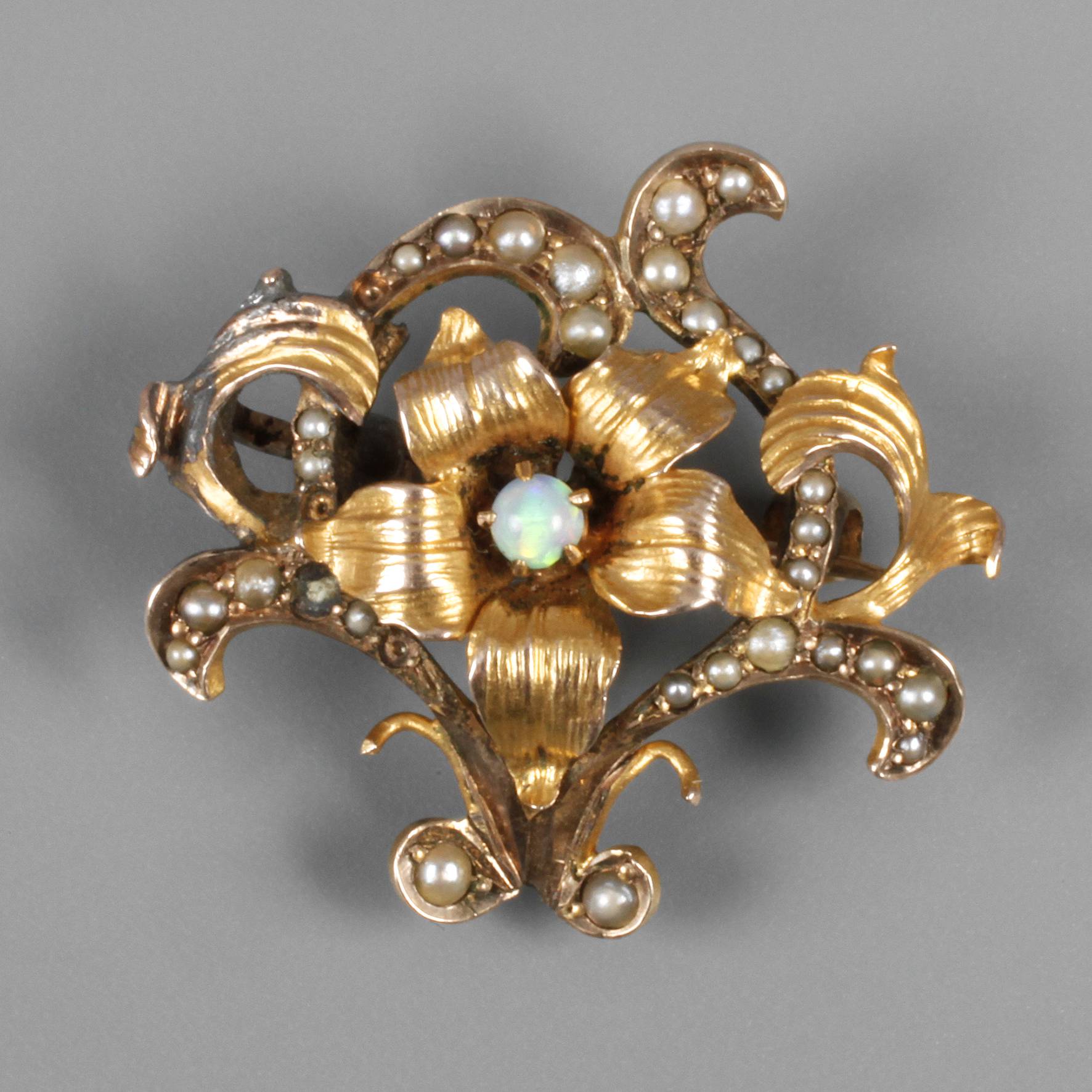 Feine Blütenbrosche