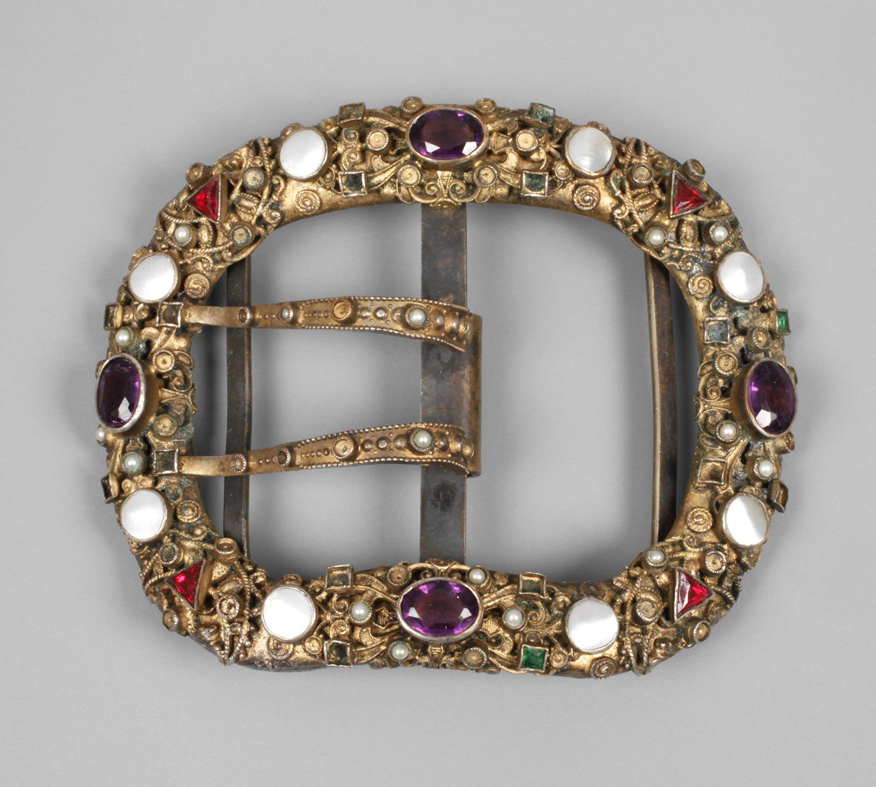 Prächtige Gürtelschnalle mit Steinbesatz