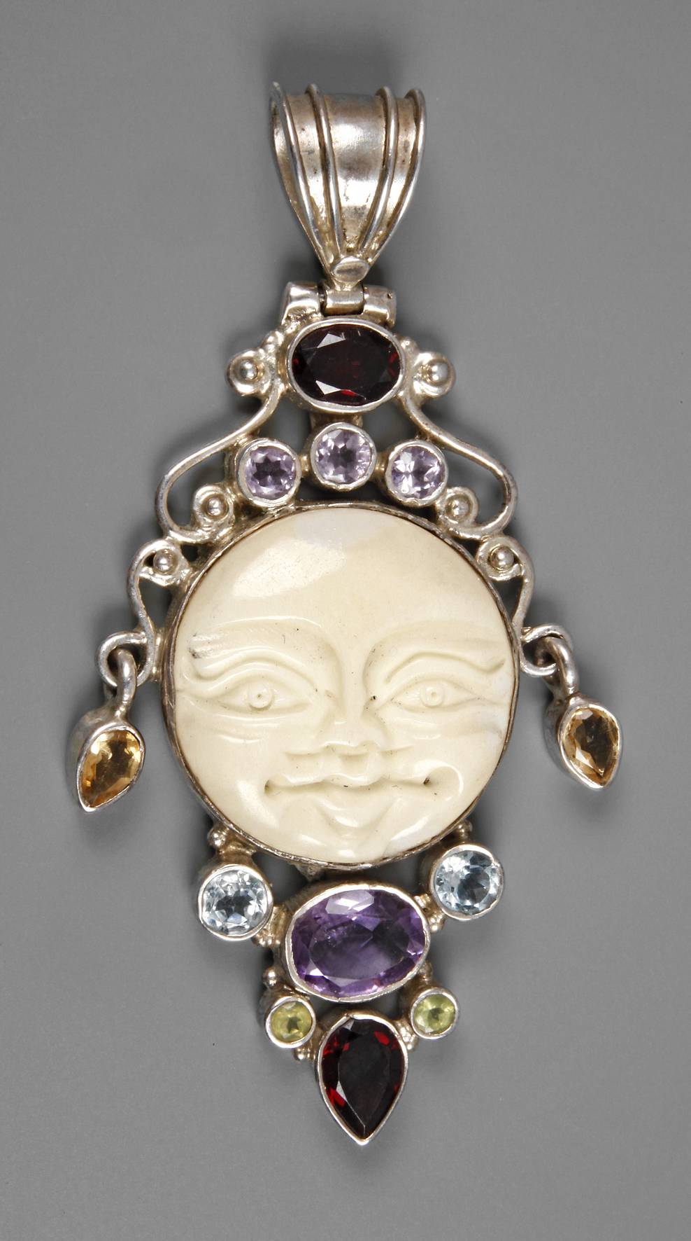 Großer Anhänger mit Steinbesatz