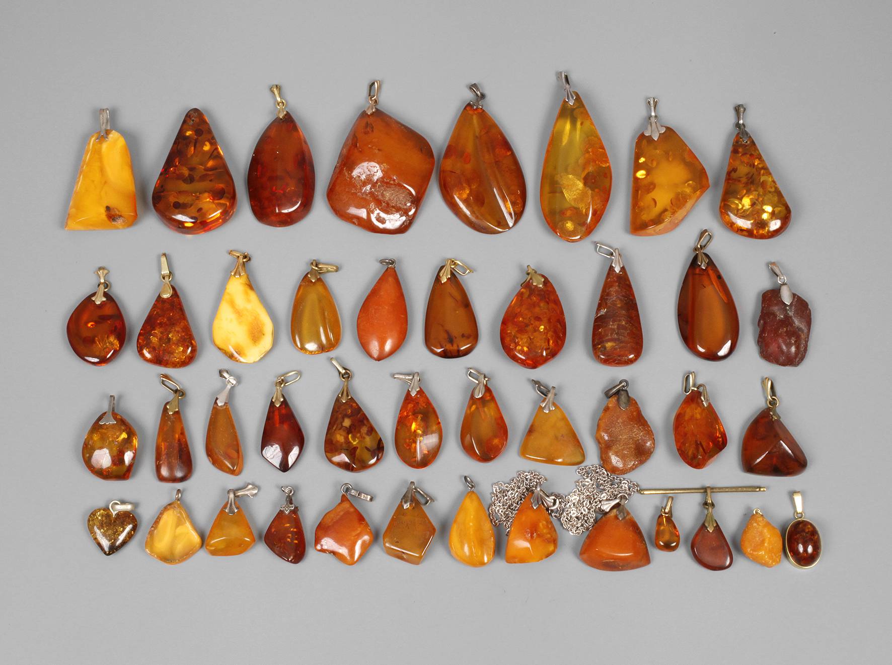 Umfangreiches Konvolut Bernsteinanhänger