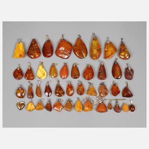 Umfangreiches Konvolut Bernsteinanhänger