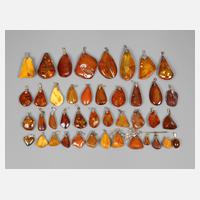 Umfangreiches Konvolut Bernsteinanhänger111