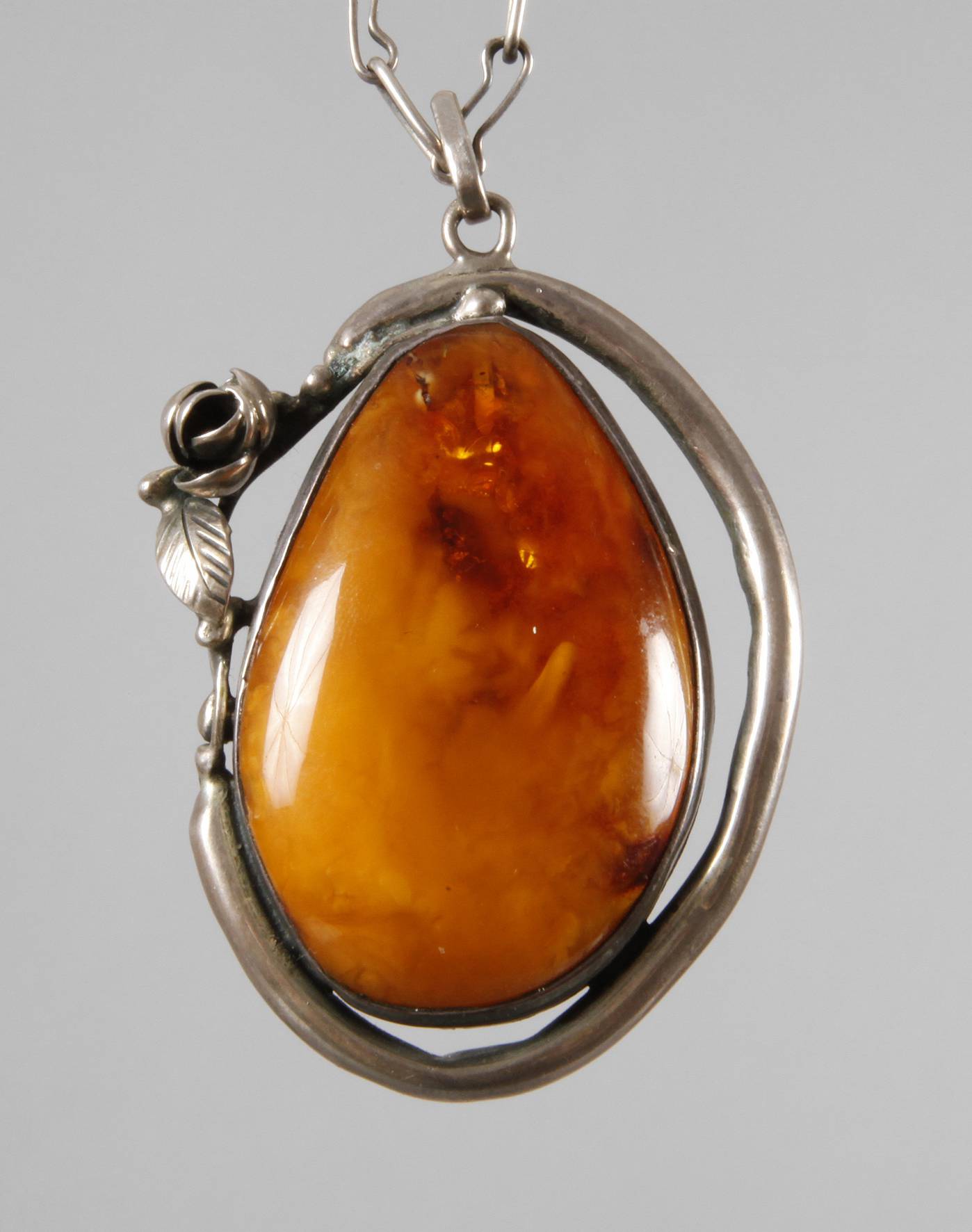 Großer Bernsteinanhänger an Kette