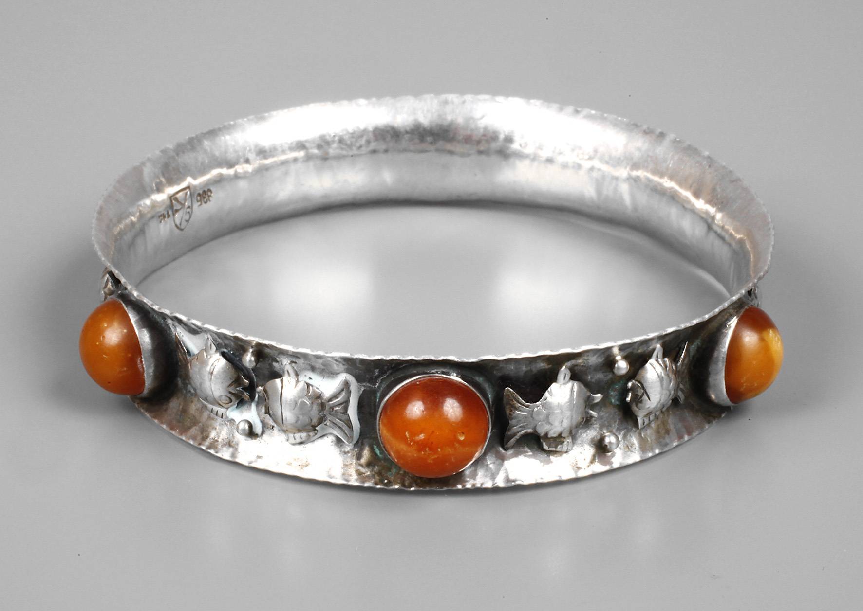 Bernsteinarmreif Fischdekor