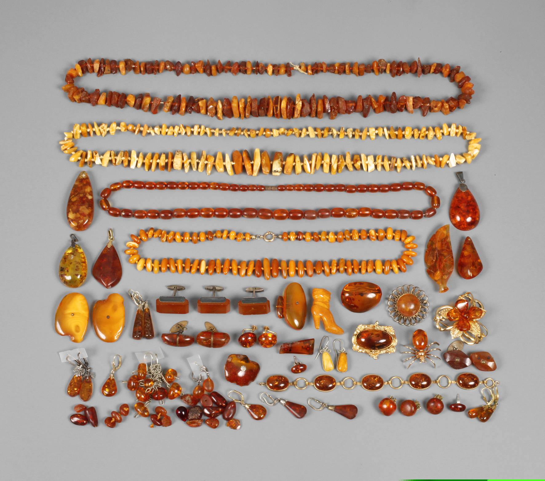Großes Konvolut Bernsteinschmuck