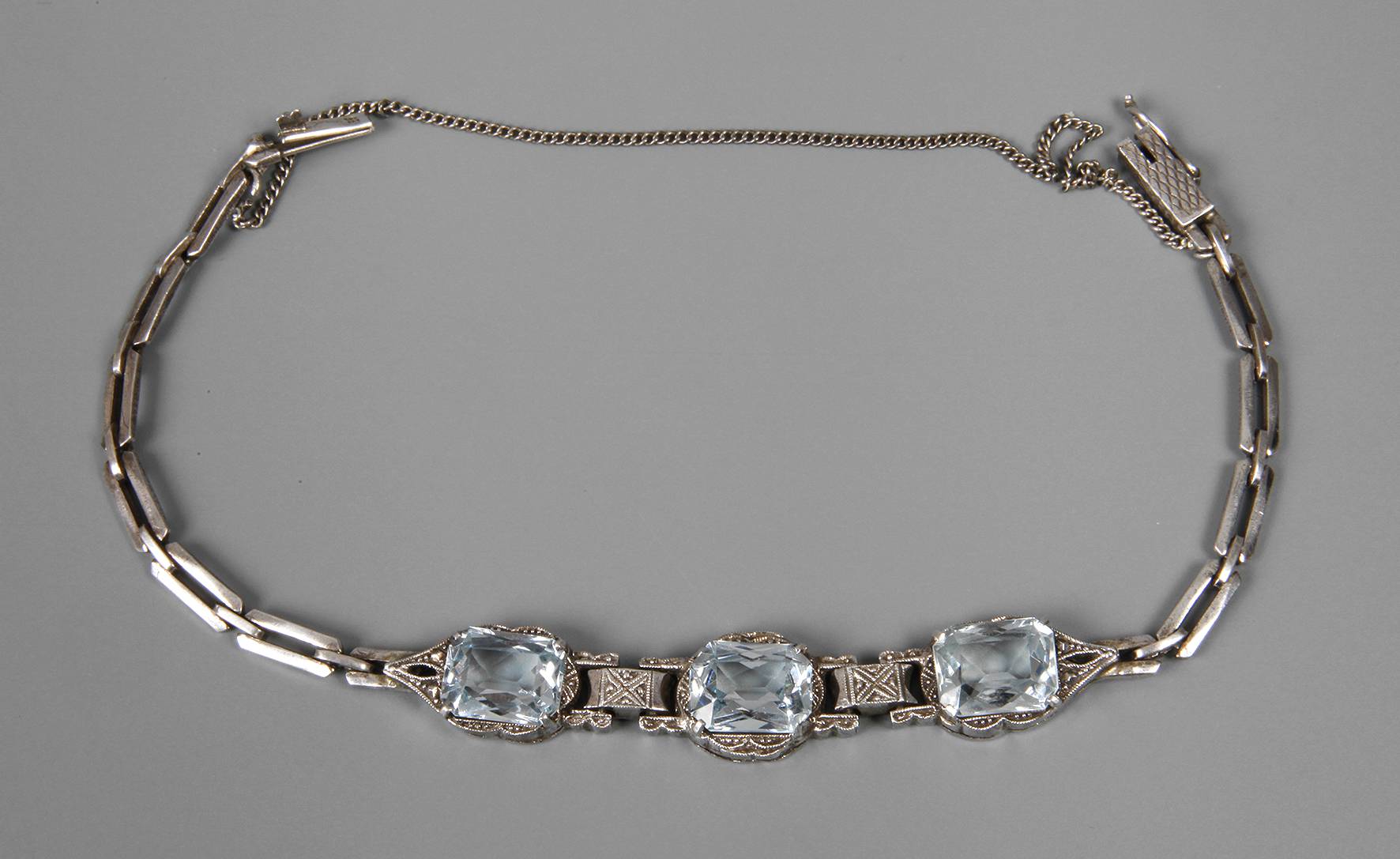 Armband mit Steinbesatz