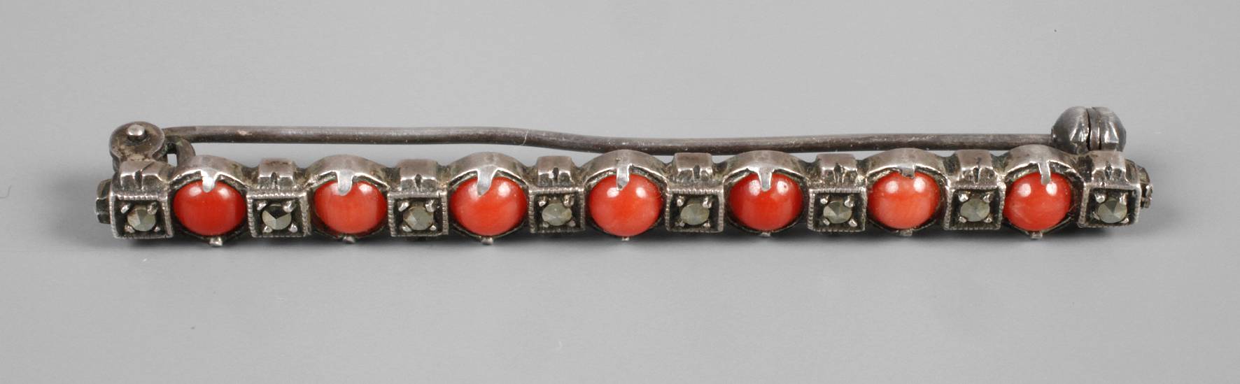 Silberbrosche mit Markasit und Korallen