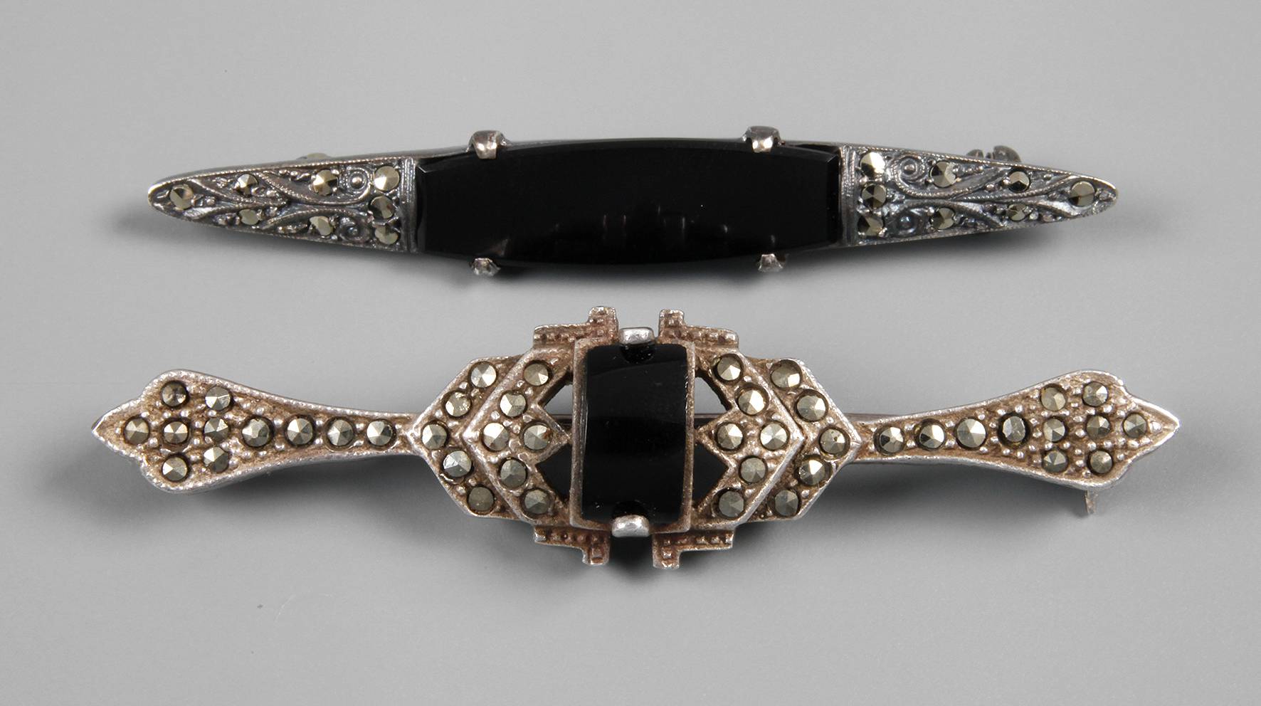 Paar Broschen mit Markasitbesatz