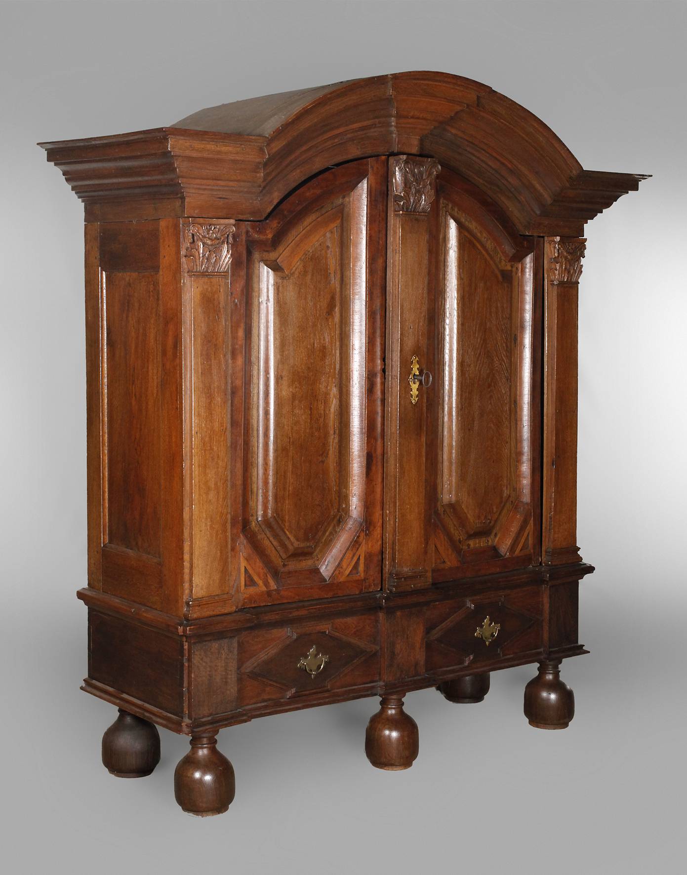 Barocker Hallenschrank