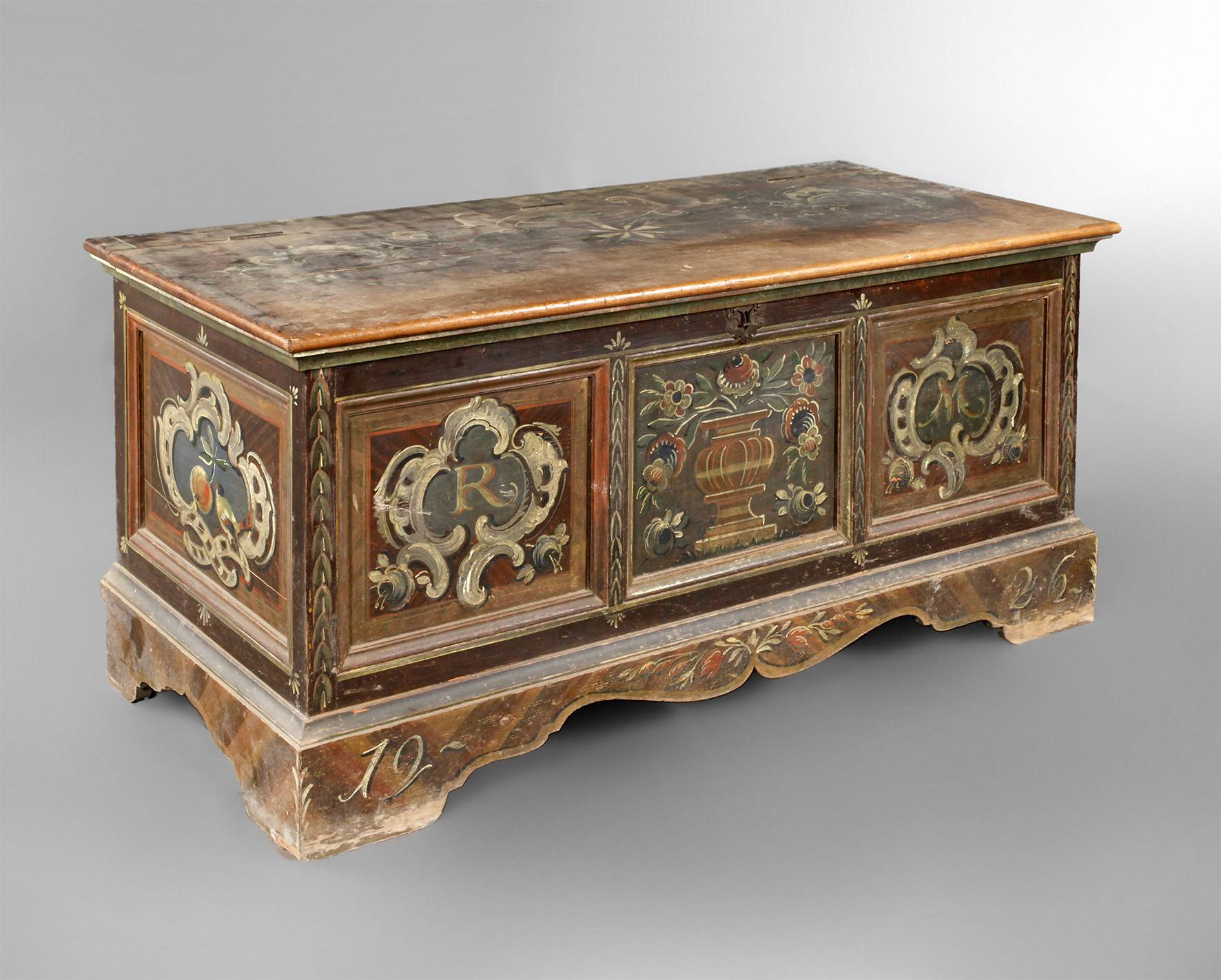 Große Flachdeckeltruhe