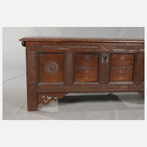 Klassizistische Truhe