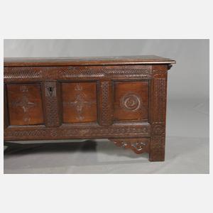 Klassizistische Truhe