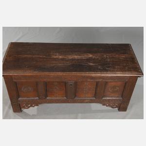 Klassizistische Truhe