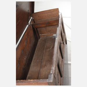 Klassizistische Truhe