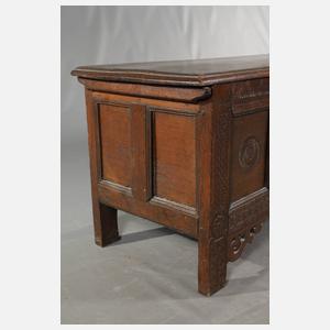 Klassizistische Truhe