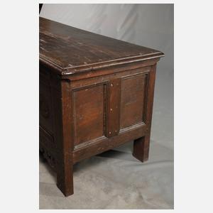 Klassizistische Truhe