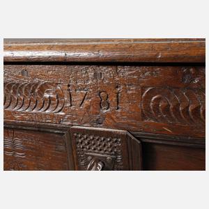 Klassizistische Truhe