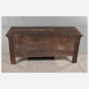 Klassizistische Truhe