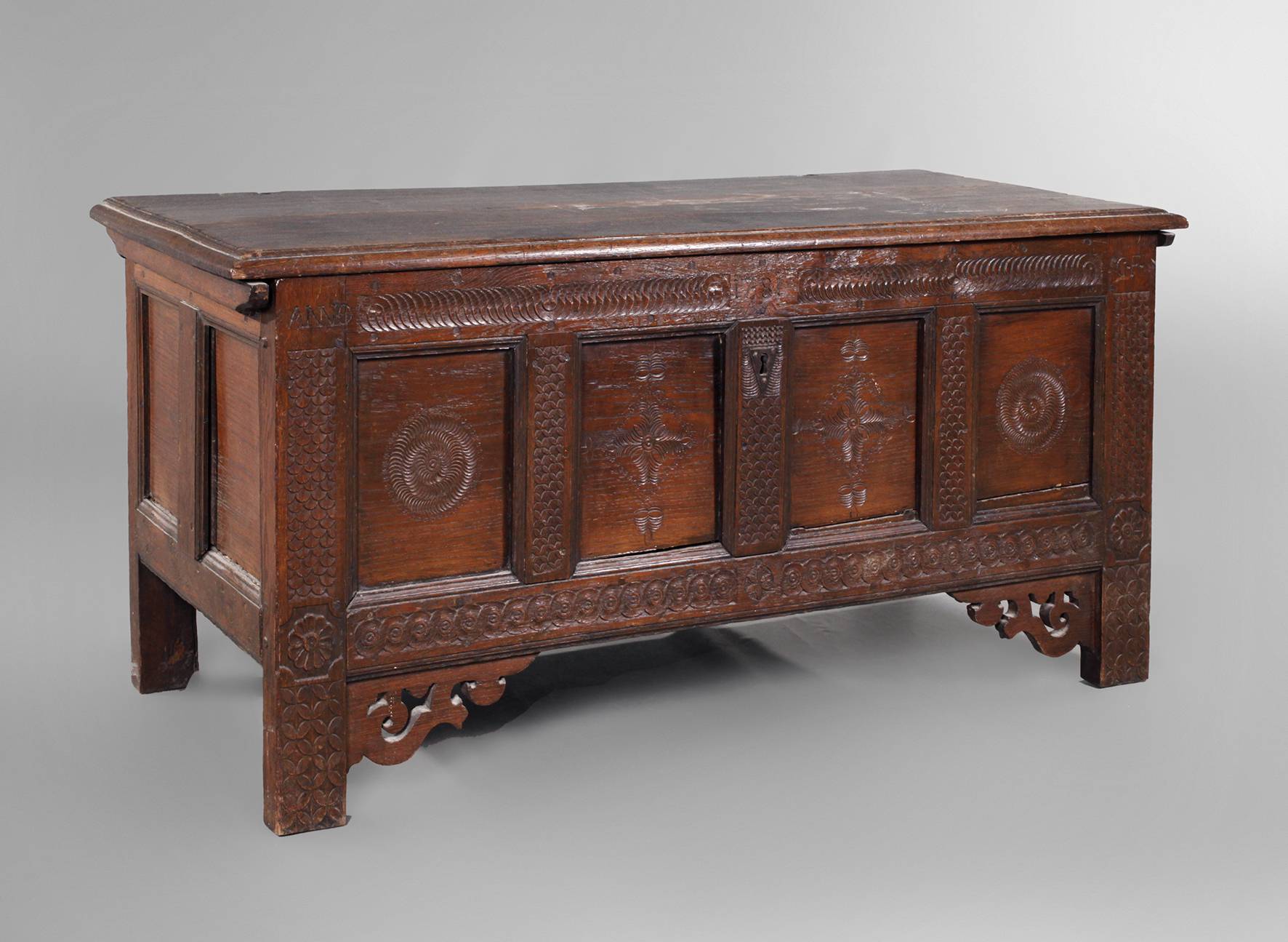 Klassizistische Truhe