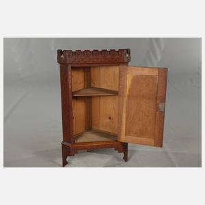 Neogotisches Eckschränkchen