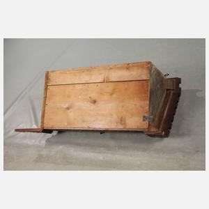 Neogotisches Eckschränkchen