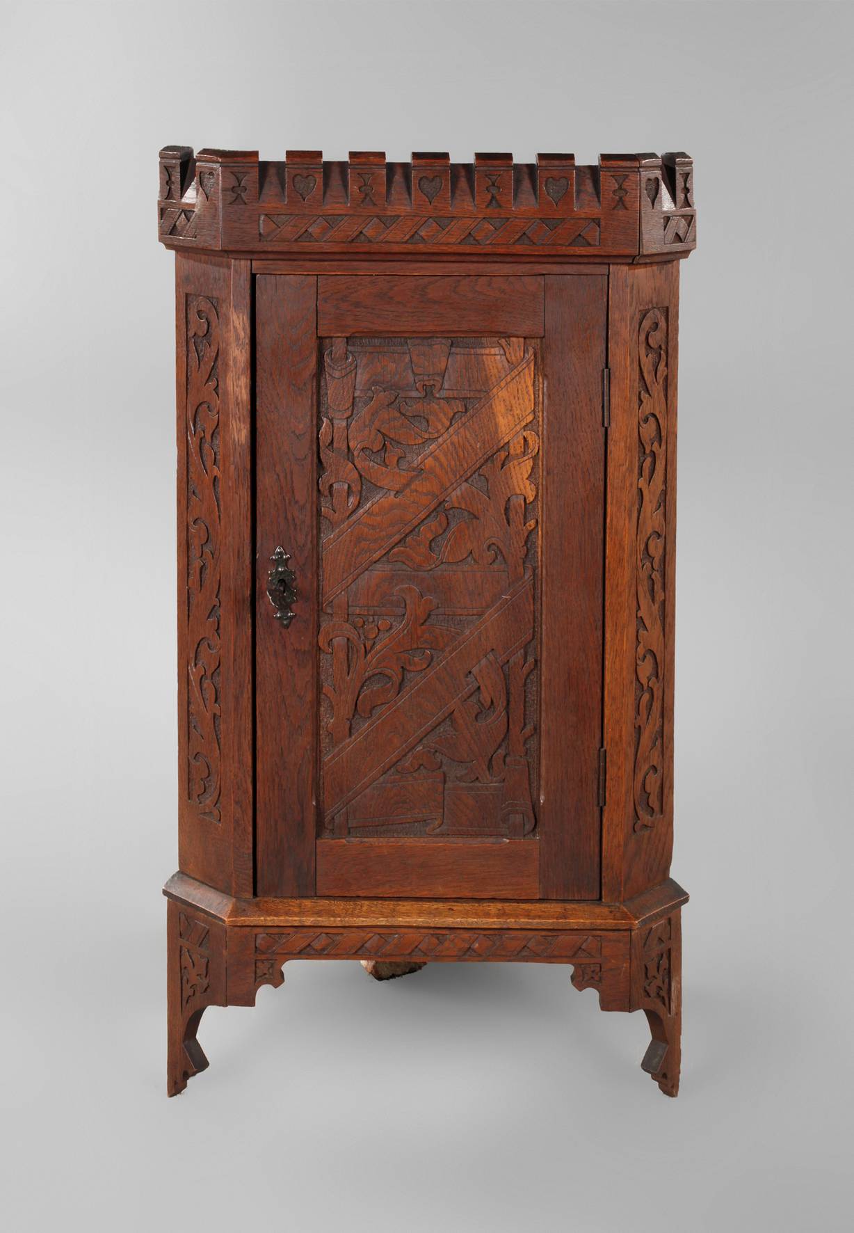 Neogotisches Eckschränkchen