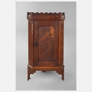 Neogotisches Eckschränkchen