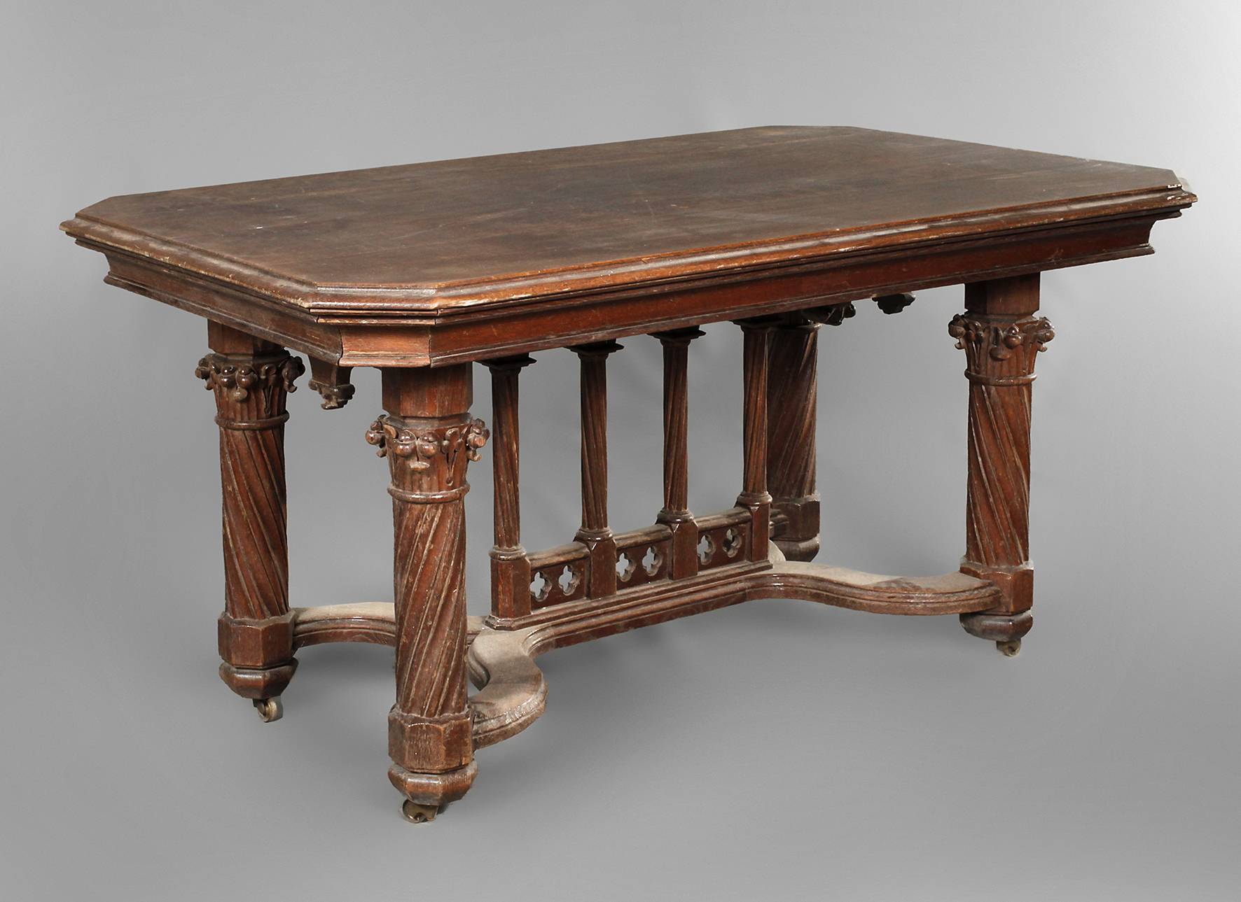 Neogotischer Esstisch