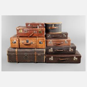 Neun Reisekoffer
